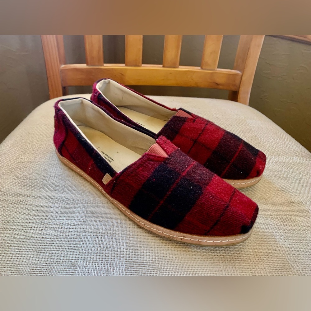 Woman’s TOMS buffalo plaid SlipOn shoes red black wool flats Sz 7.5